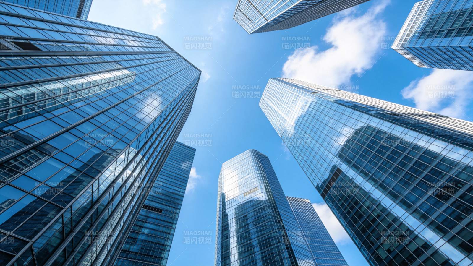 仰视视角下的现代玻璃幕墙摩天大楼群图片