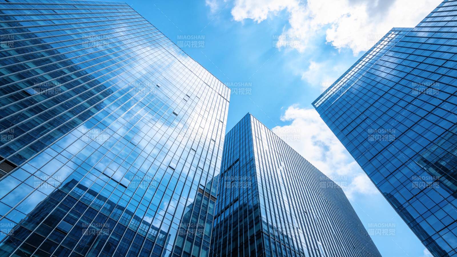 玻璃幕墙高楼仰拍蓝天白云映射图片