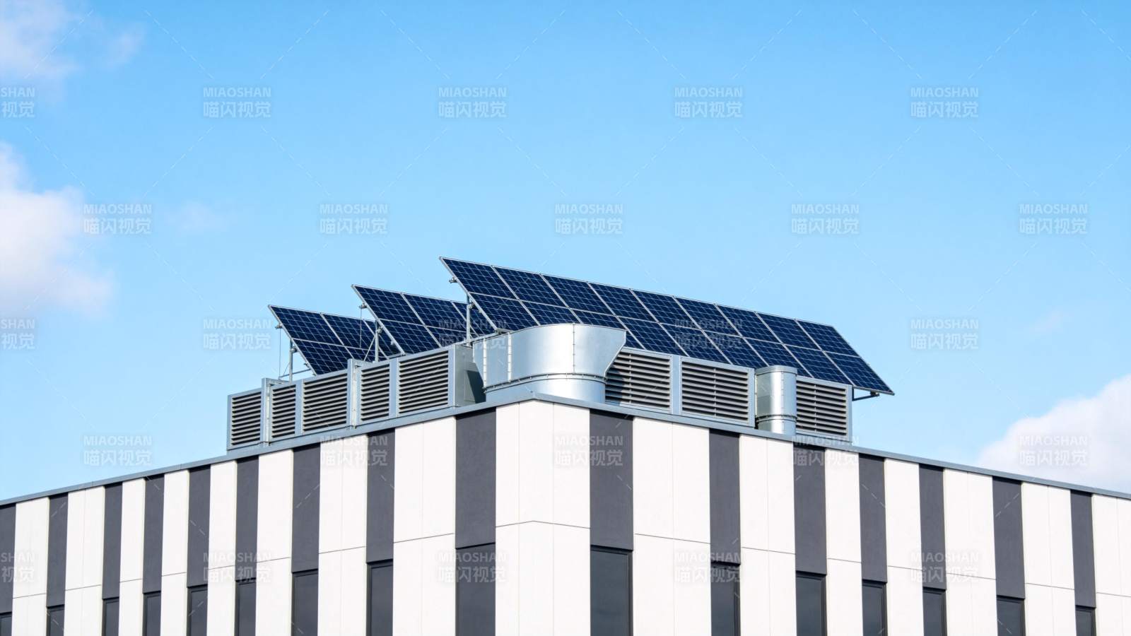 屋顶安装太阳能板与通风设备的现代建筑图片