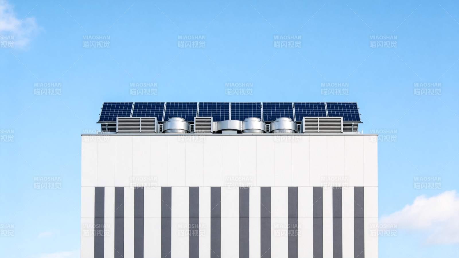 白色建筑屋顶安装太阳能板与通风设备图片