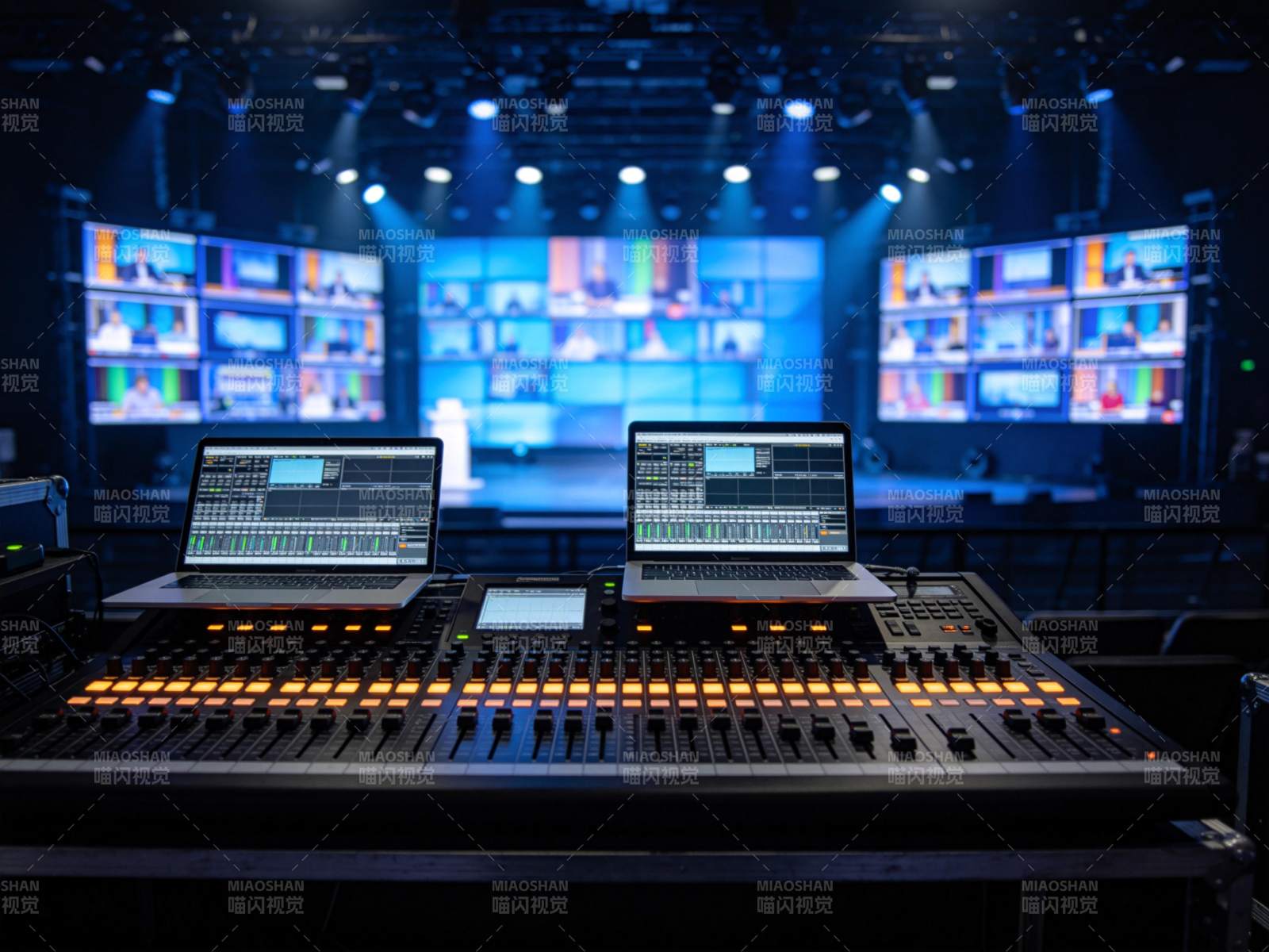 演播厅导播台与多屏监控系统工作场景图片