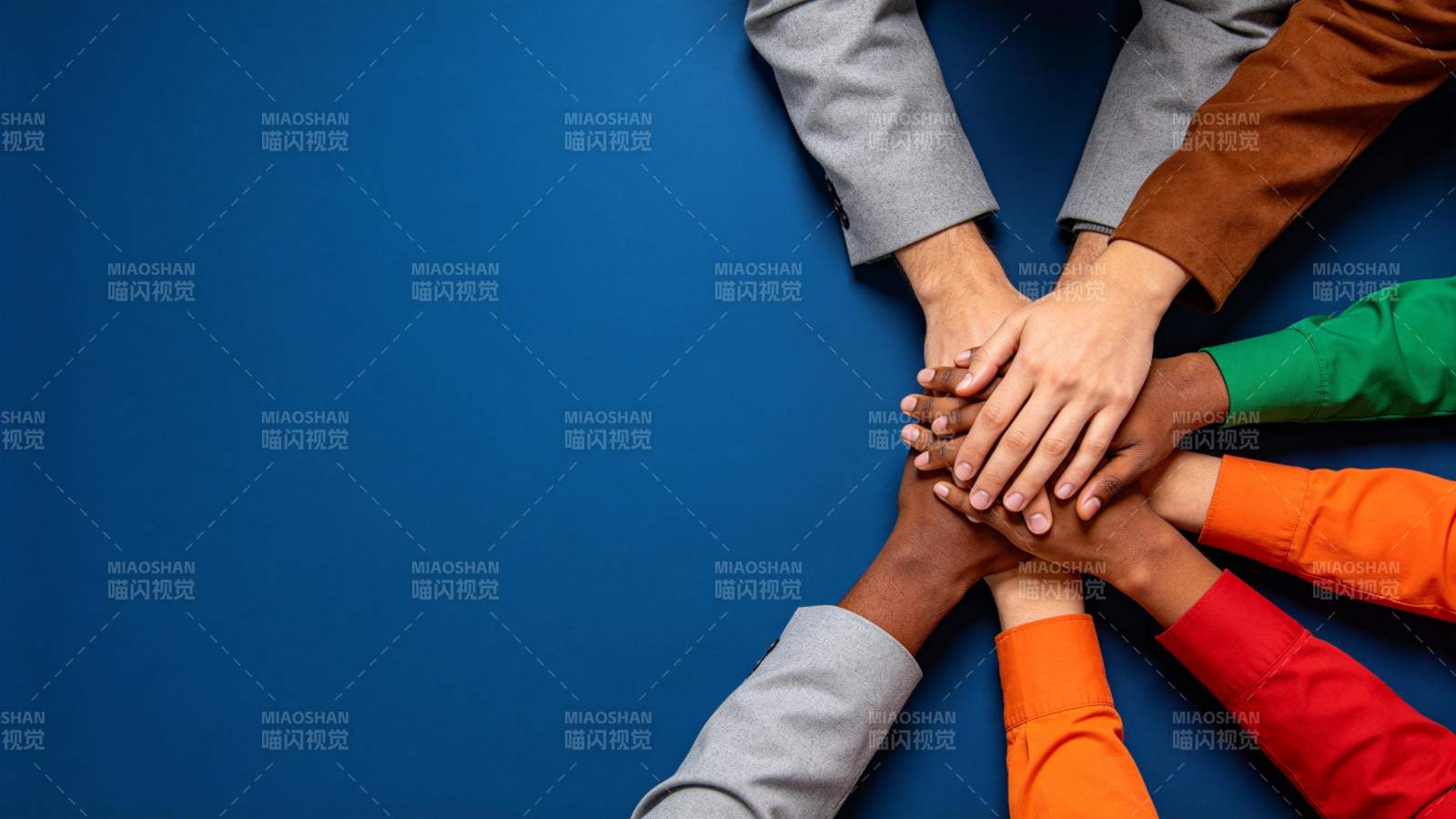 多人叠手团结协作商务场景特写图片