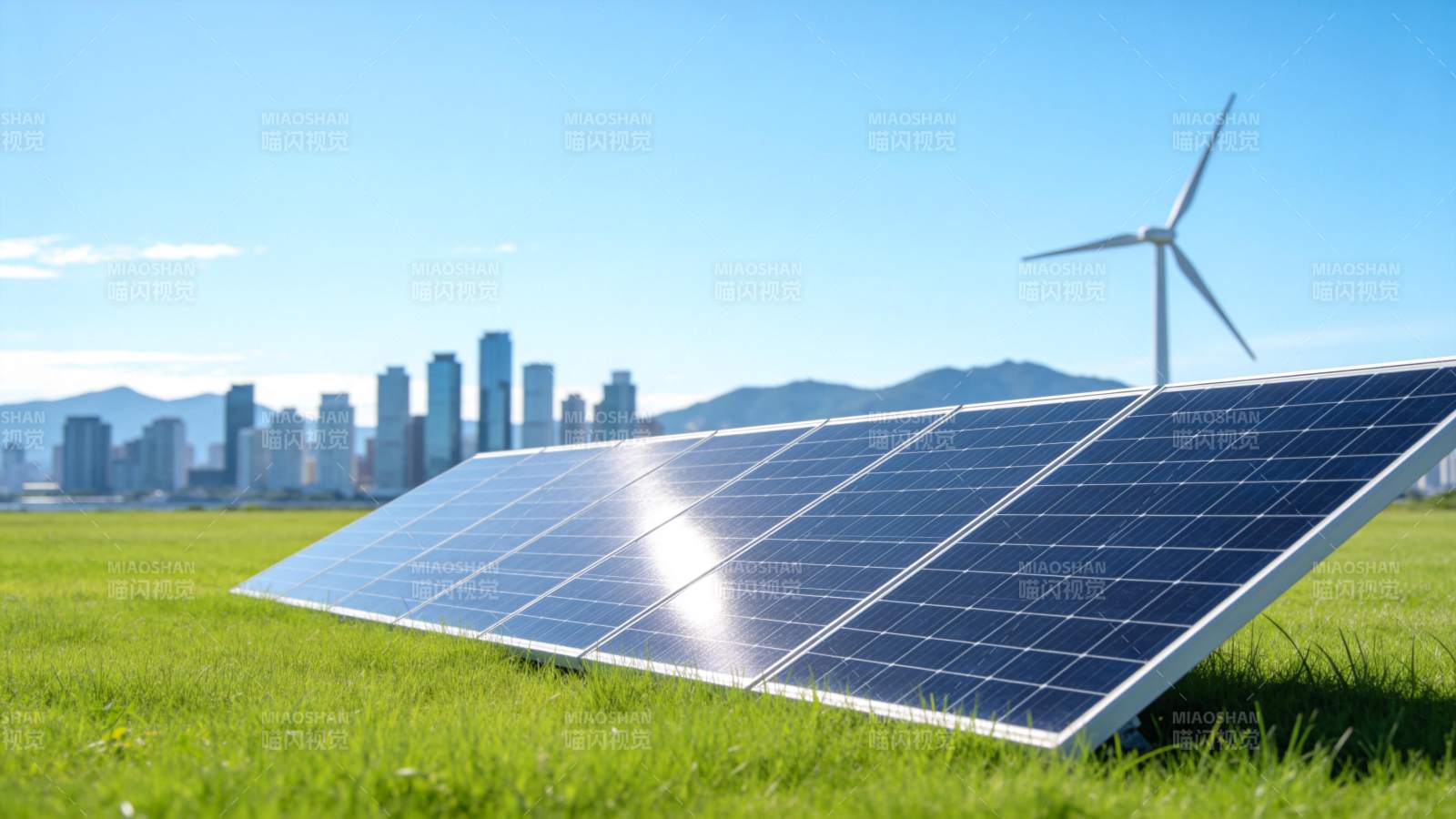 草地上的太阳能板与远处风力发电机城市背景图片