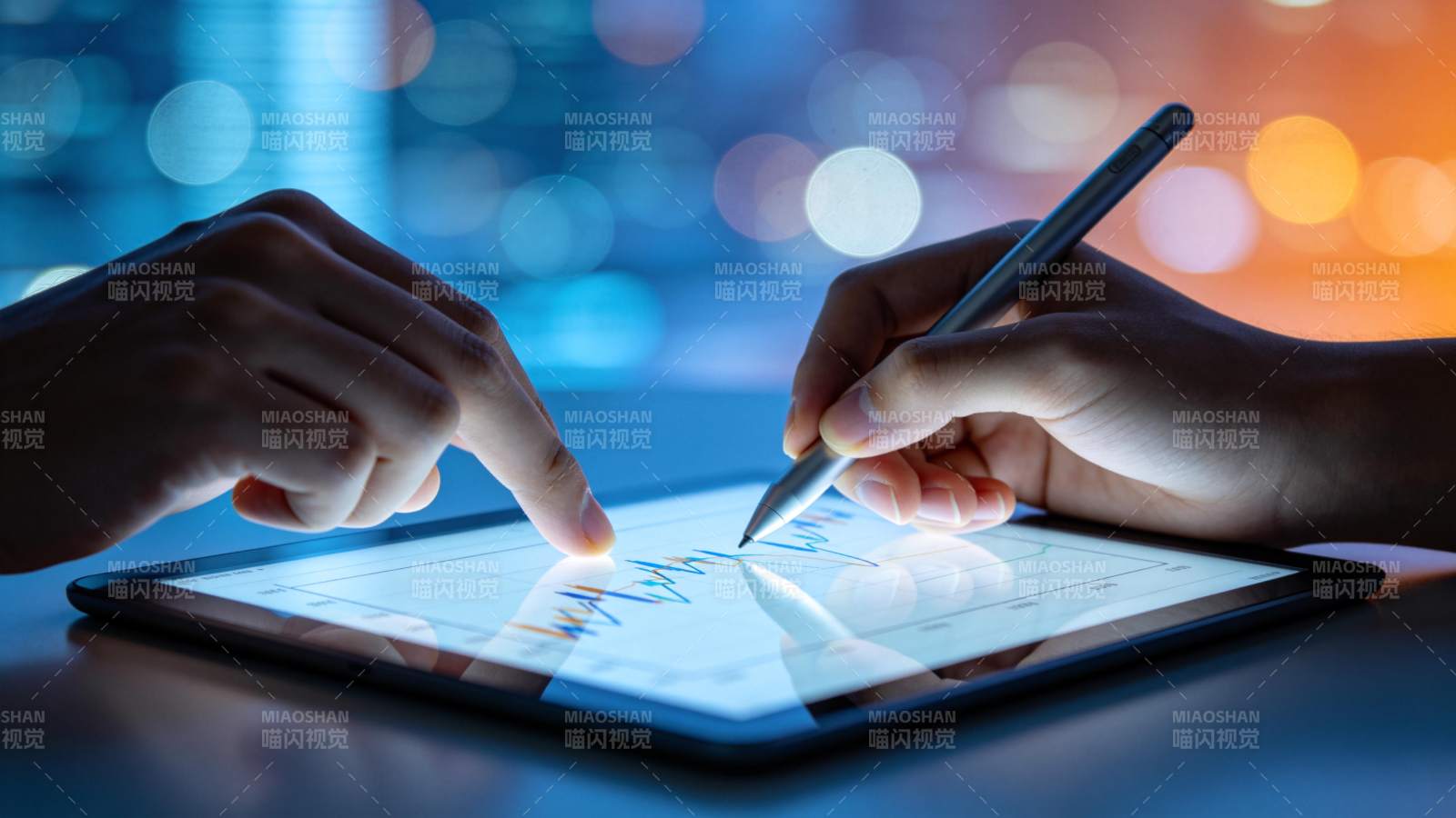 双手操作平板绘制数据折线图分析图表图片