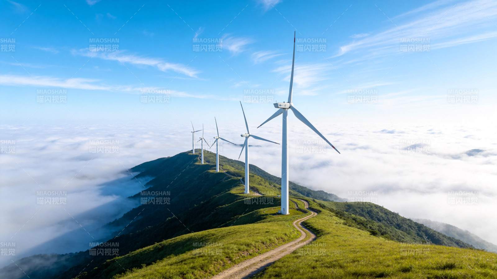 山顶风力发电机群矗立云海之上图片