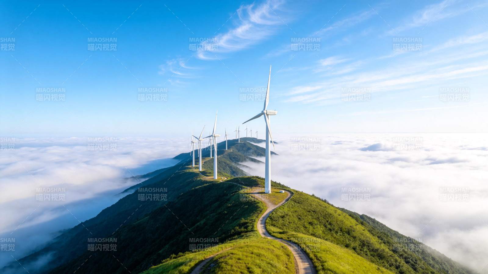 山脊云海之上排列的白色风力发电机群图片