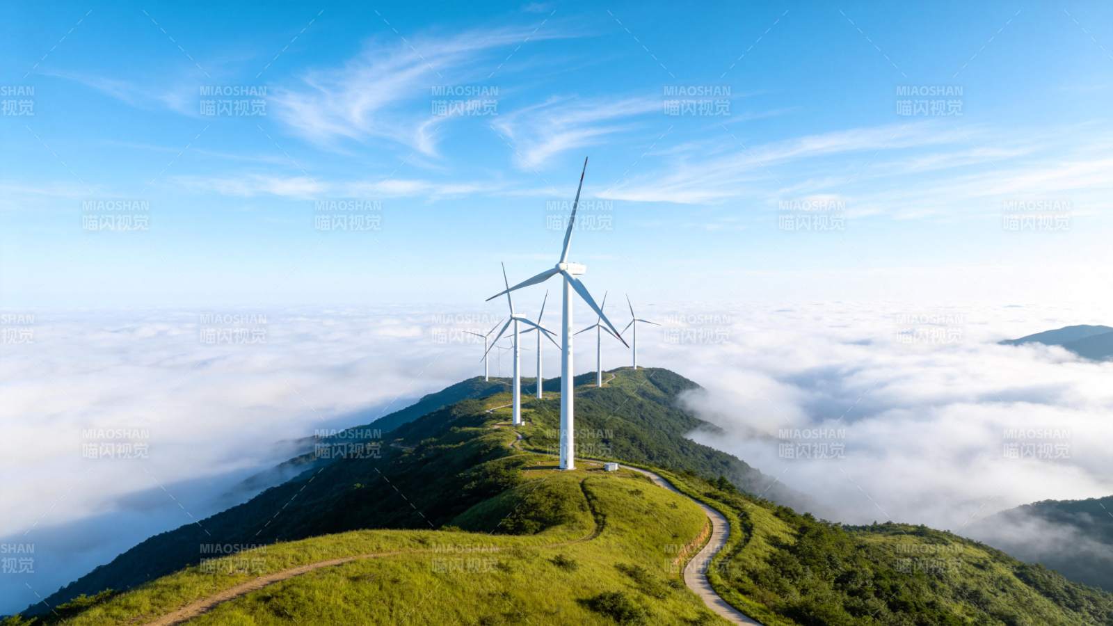 山顶风力发电机群矗立云海之上图片