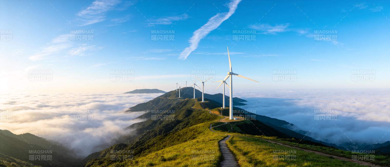 山脊风力发电机群矗立云海之上图片