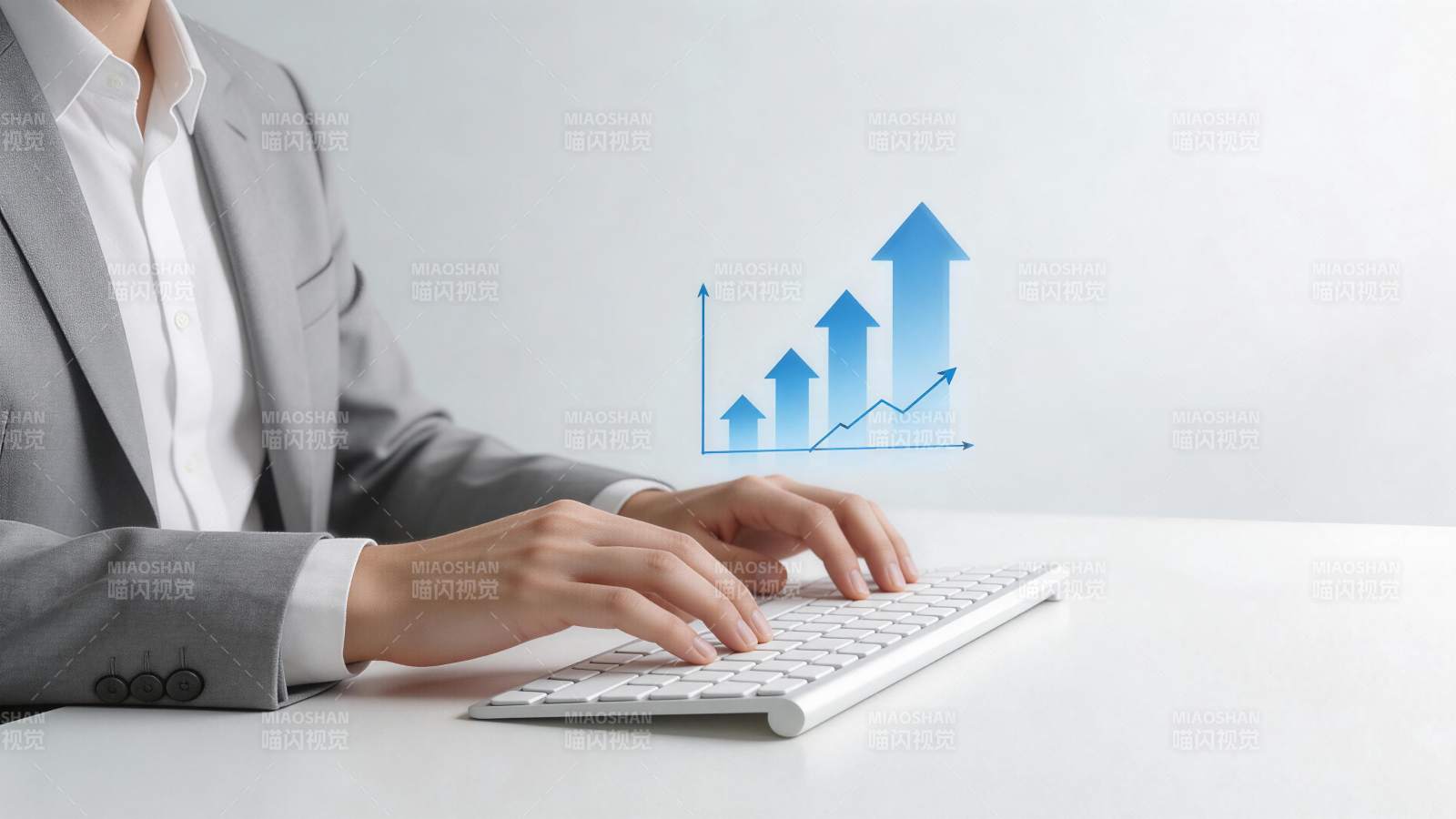 商务人士操作键盘与增长图表投影图片