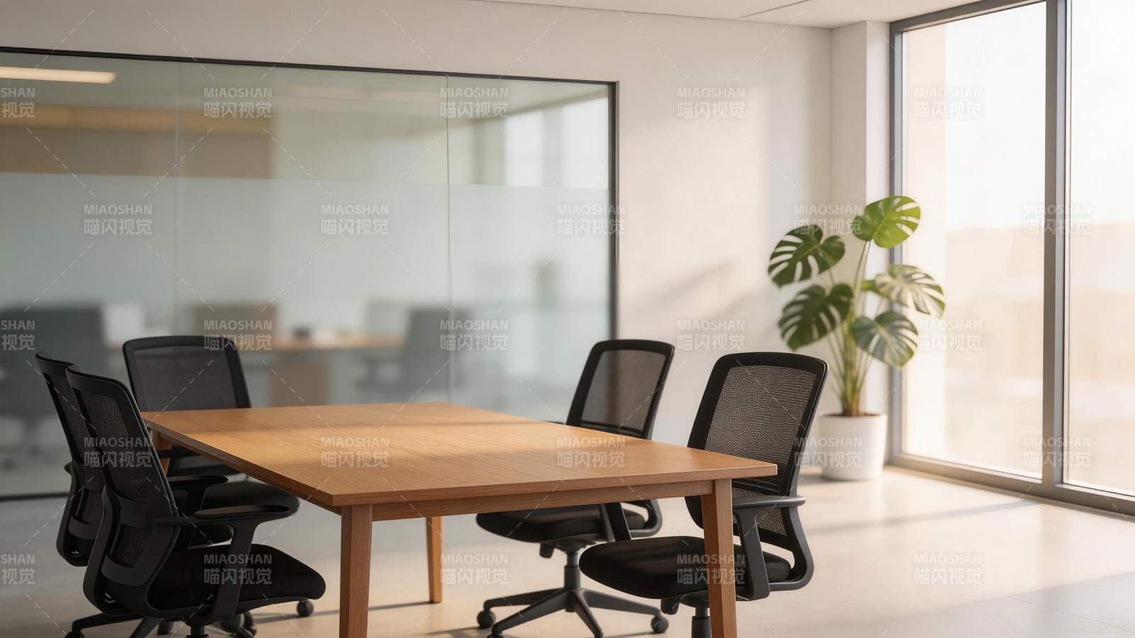现代办公室会议桌与黑色网椅组合场景图片