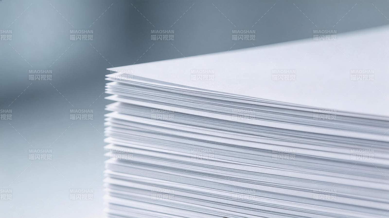 一叠整齐白色打印纸的特写镜头图片