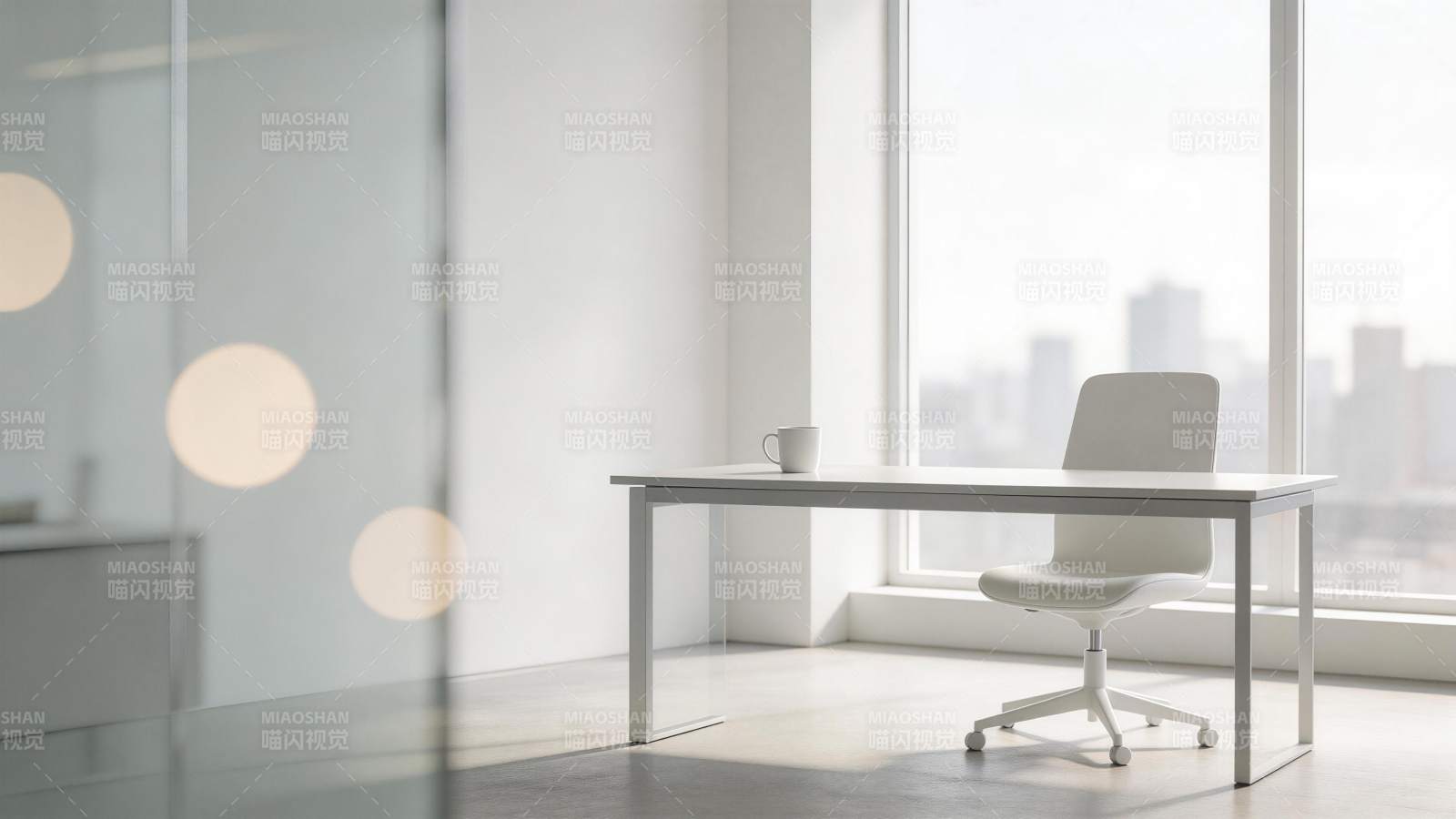 现代办公室内白色桌椅与城市窗景图片