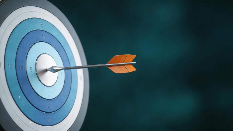 箭矢精准命中靶心的特写画面图片