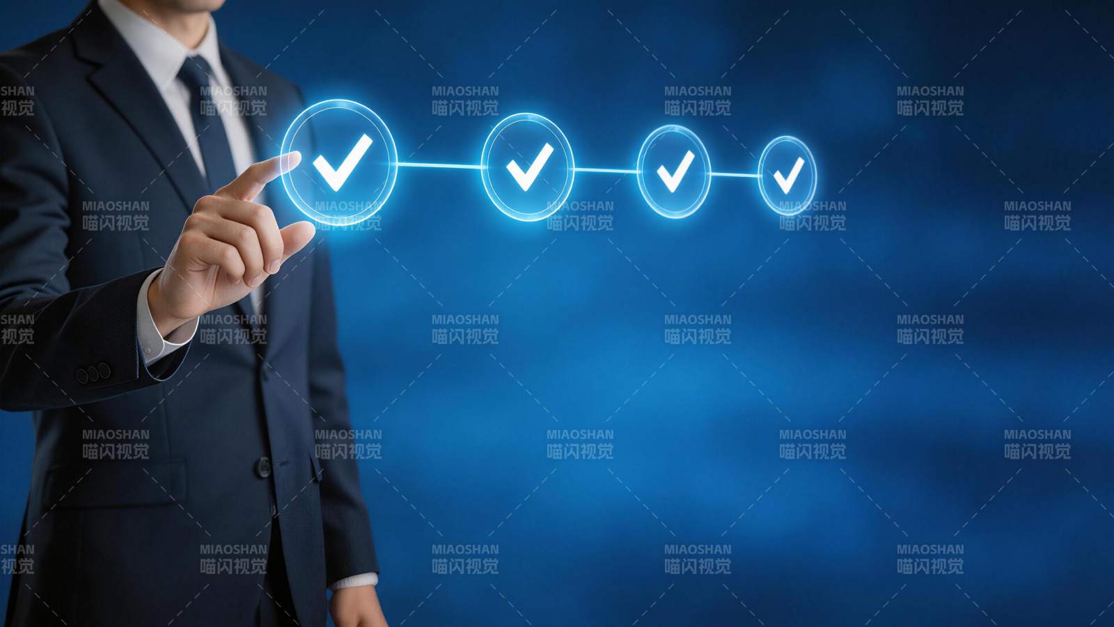 商务人士触控虚拟勾选流程界面图片