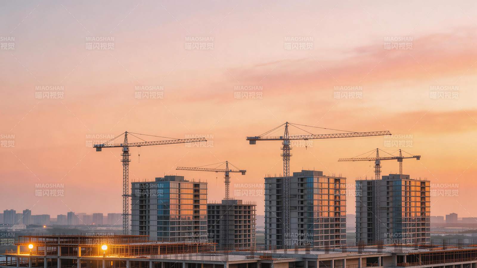 夕阳下多台塔吊与在建高层建筑群图片