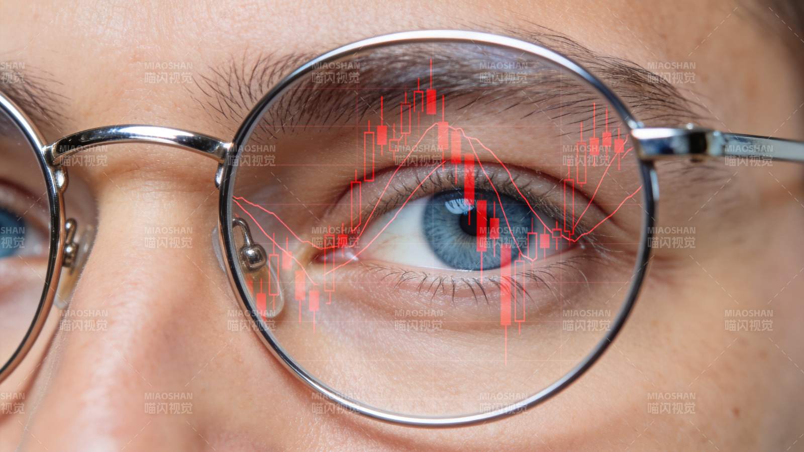 戴眼镜者眼中映射红色股票K线图图片