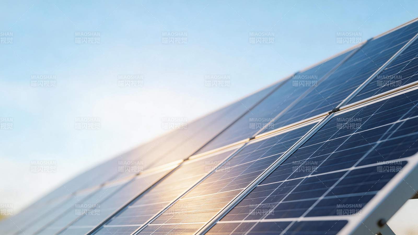 阳光照射下的太阳能电池板阵列特写图片