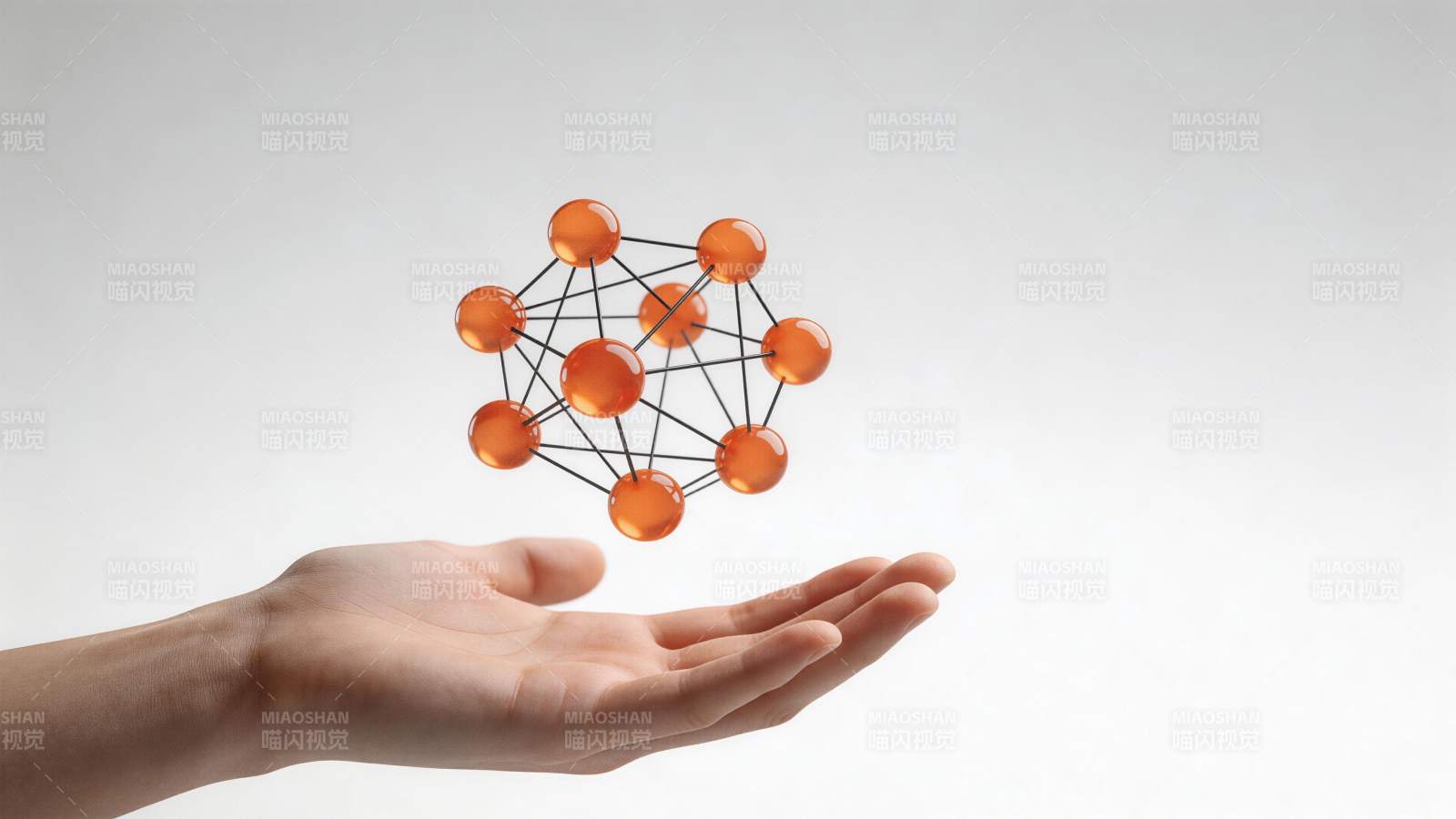 手掌托举橙色球体连接构成的分子结构模型图片