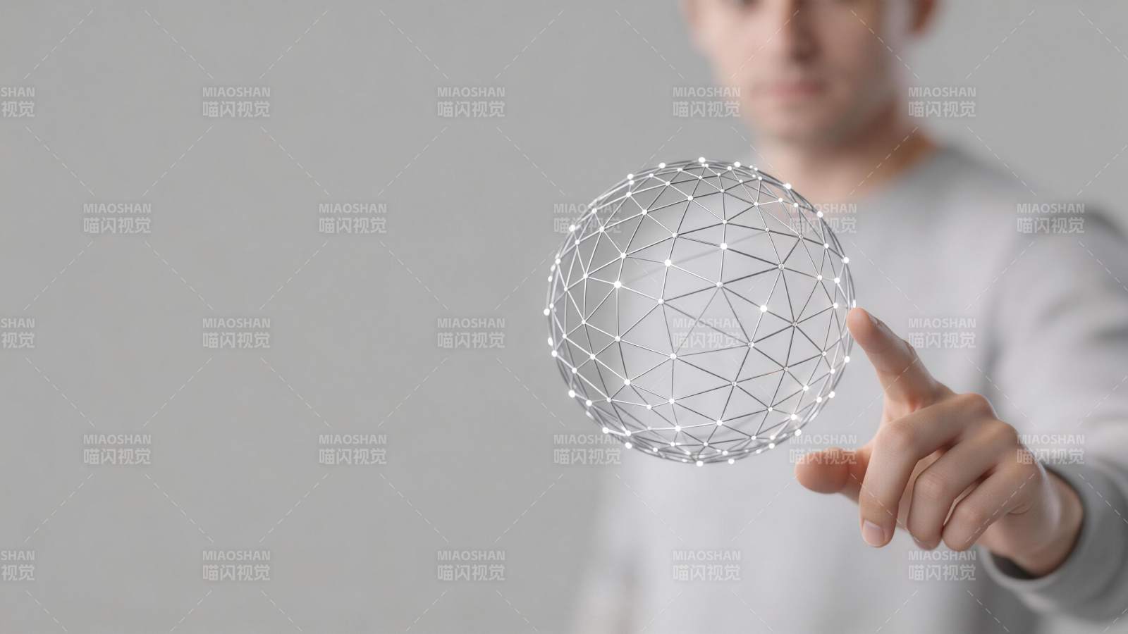 男子手指触碰发光网格球体虚拟影像图片