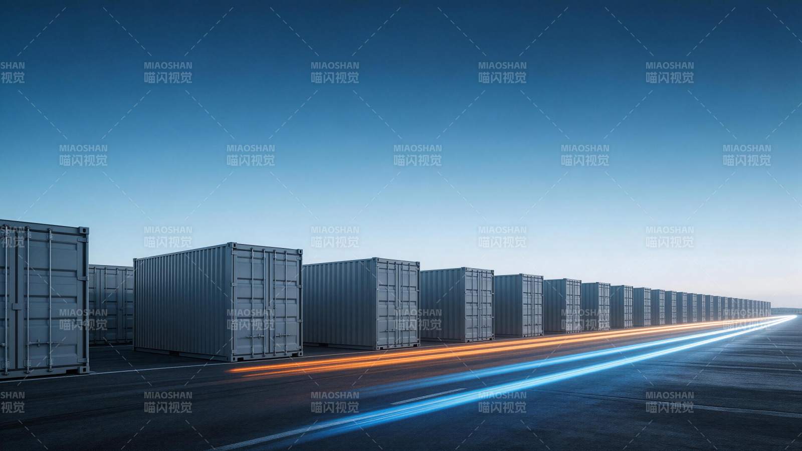 集装箱排列在道路旁光轨穿行夜景图片