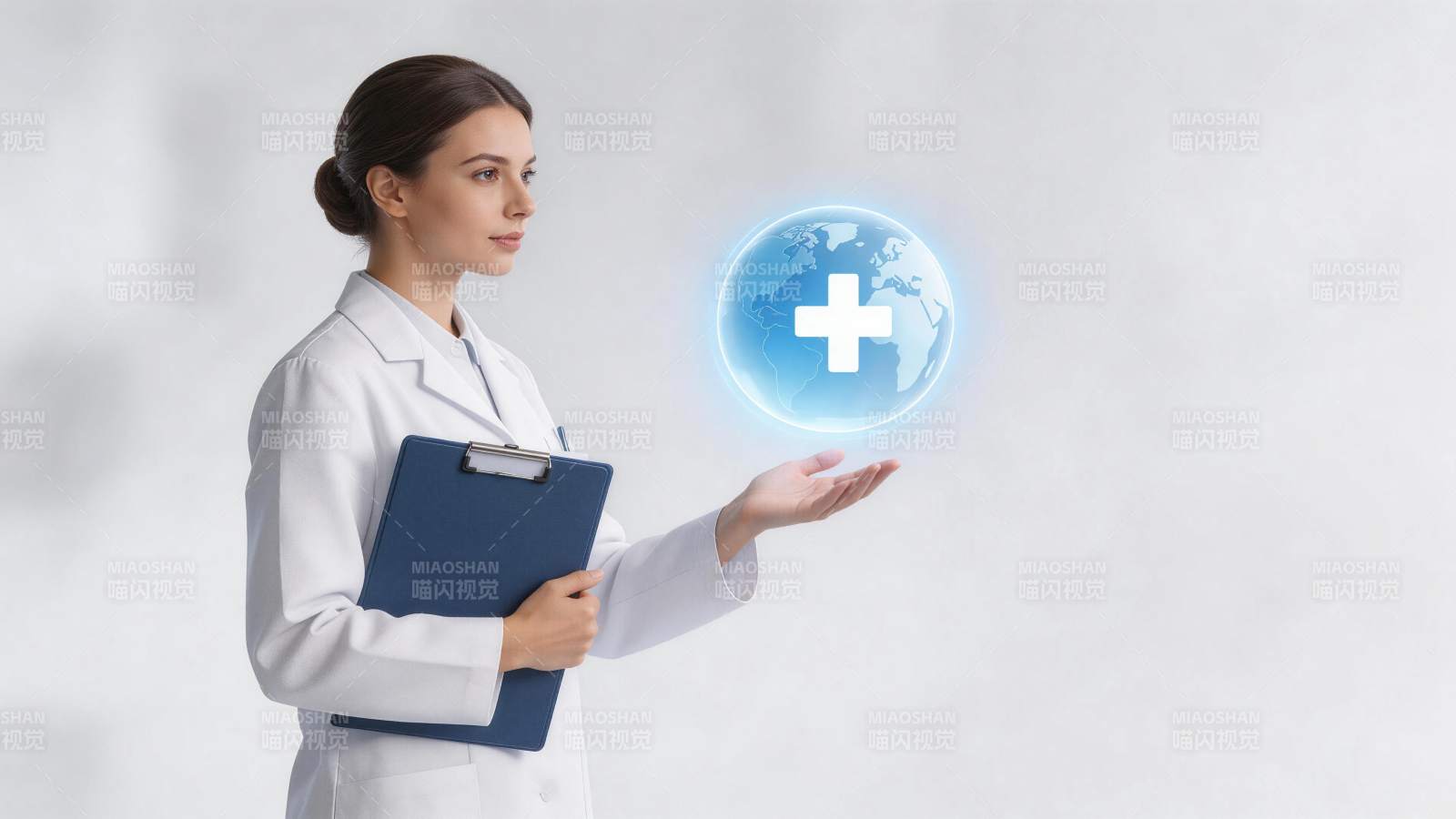 女医生手持病历夹展示发光地球医疗图标图片