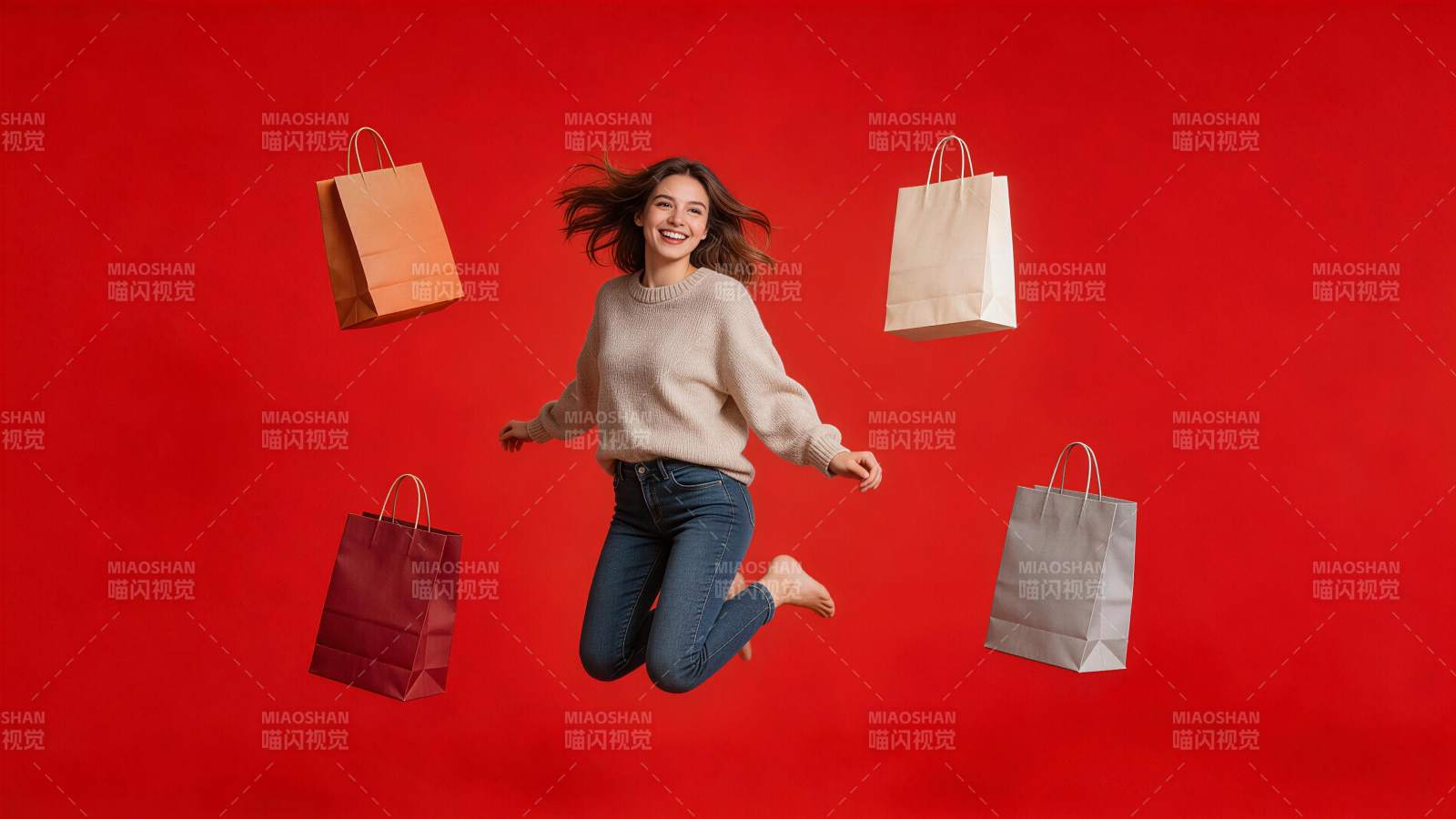 女子跳跃中环绕多个购物纸袋图片
