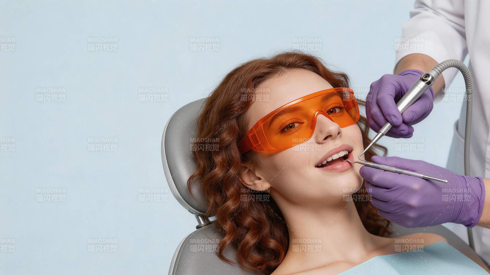 牙医为患者进行口腔检查治疗操作图片