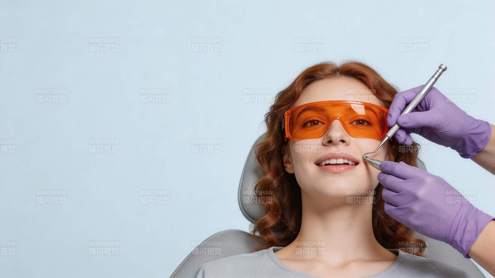 牙医为患者进行口腔检查操作图片