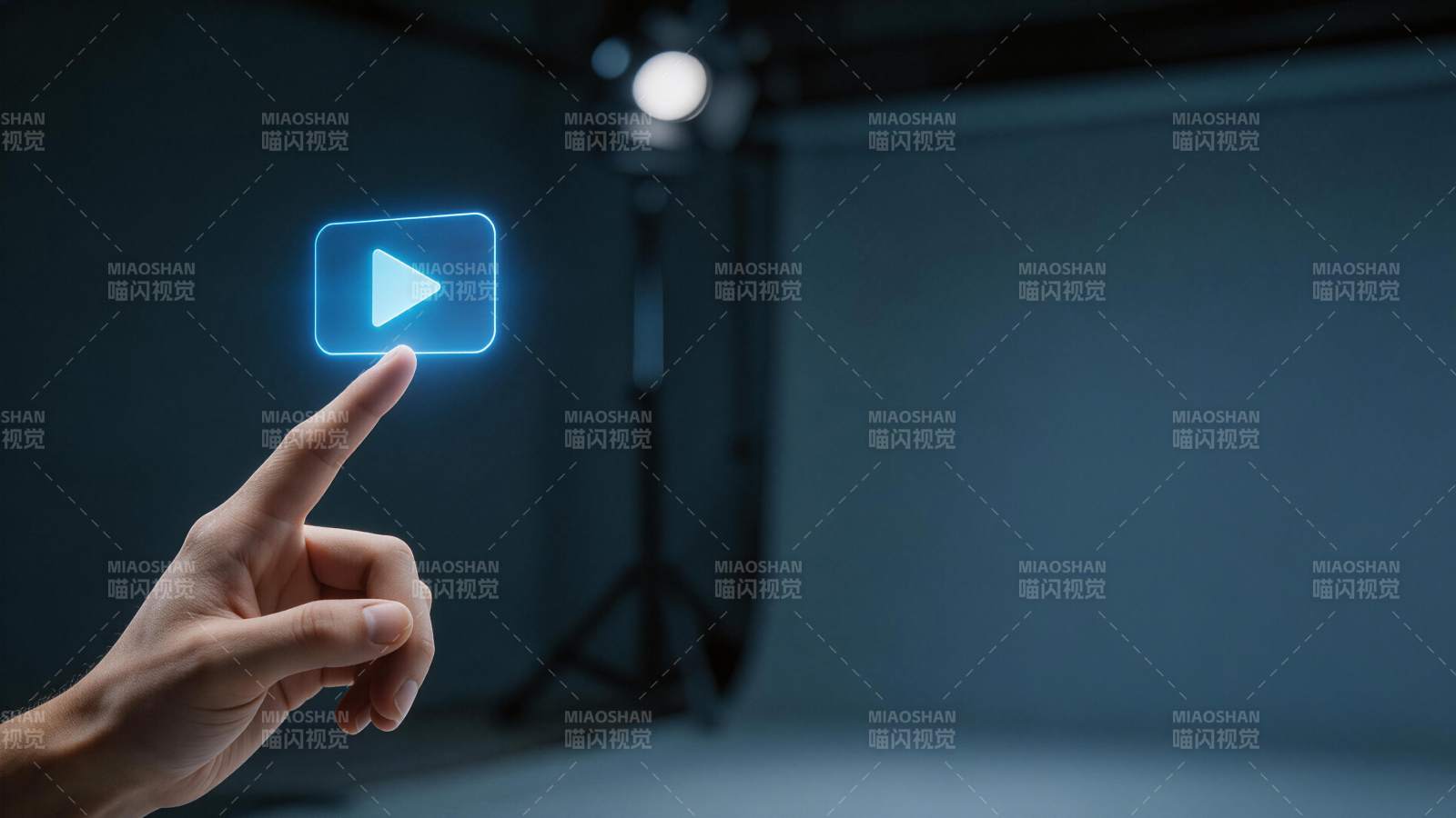 手指触碰发光蓝色播放按钮图标图片