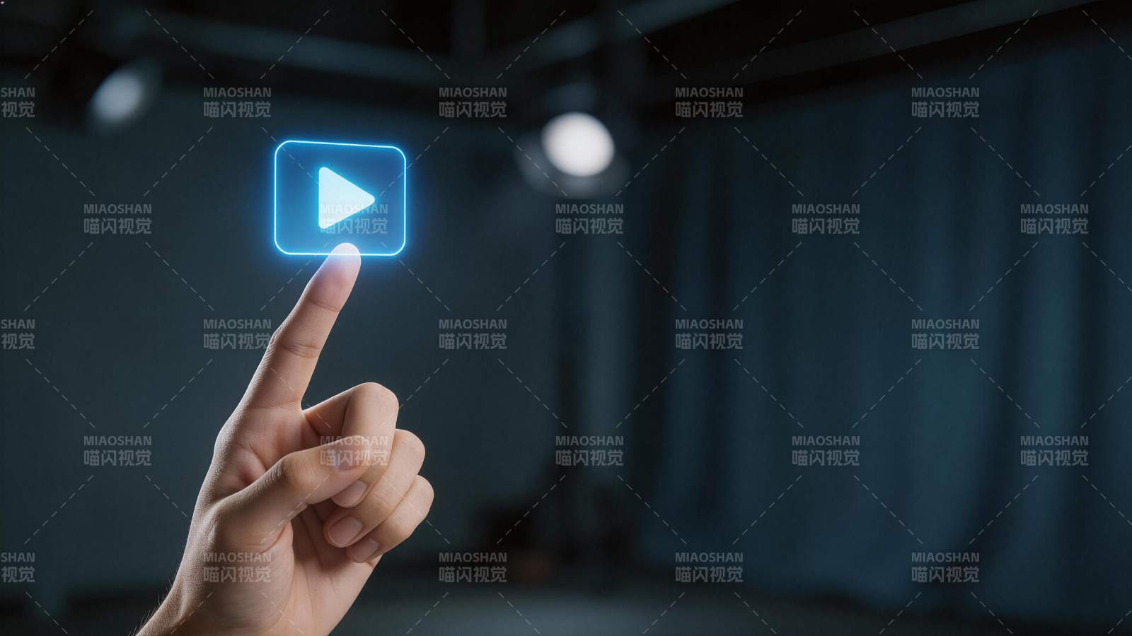 手指触碰发光蓝色播放按钮图标图片