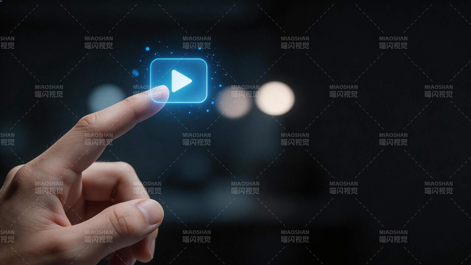 手指触碰蓝色发光播放按钮图标图片