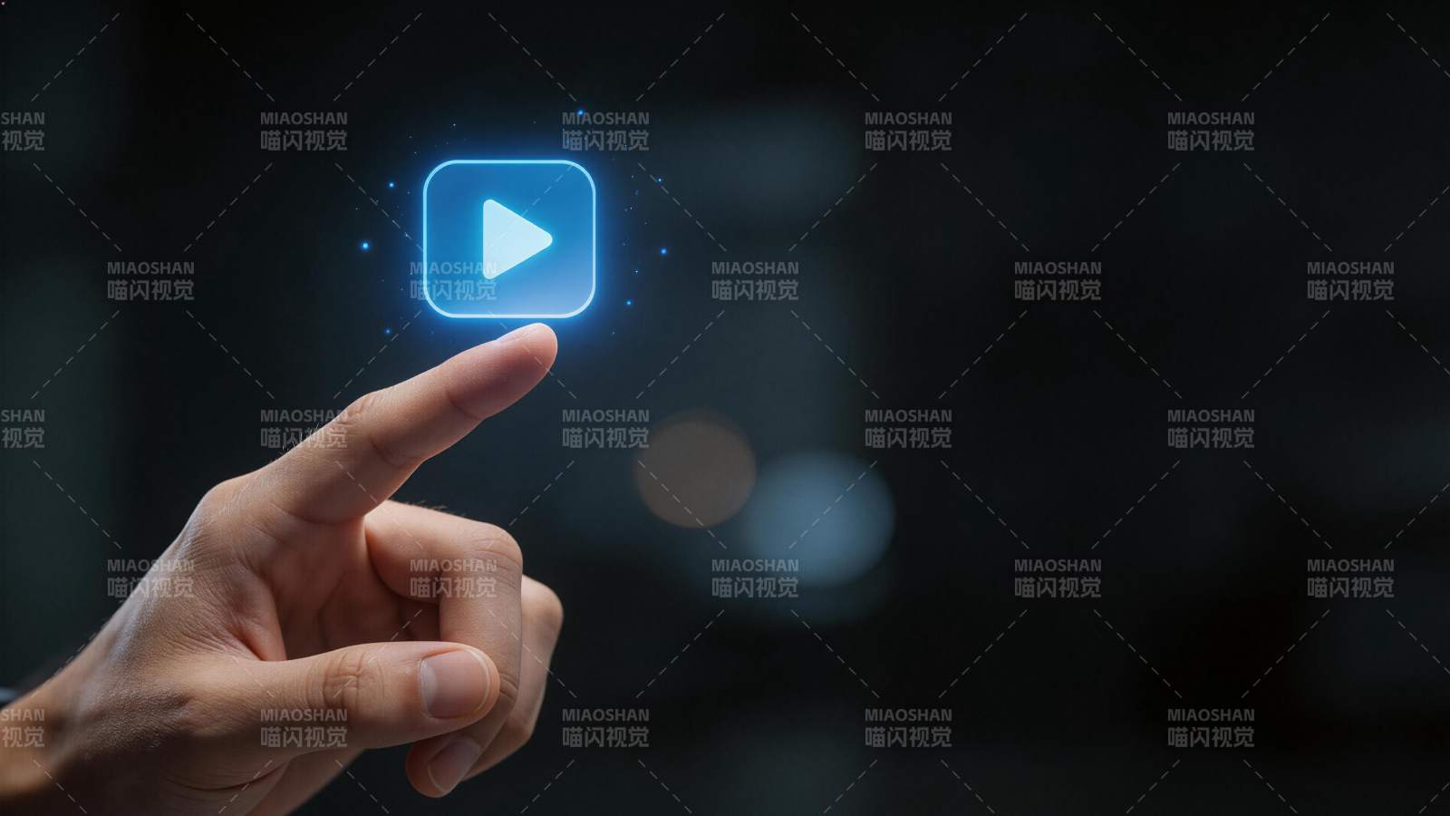 手指触碰发光蓝色播放按钮图标图片