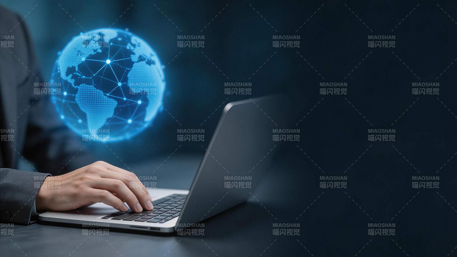 商务人士使用笔记本电脑连接全球网络图片