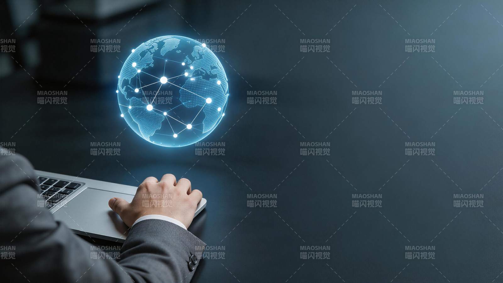 商务人士操作笔记本电脑连接数字地球网络图片