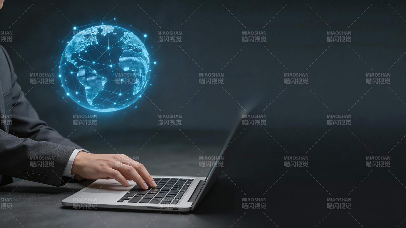 商务人士使用笔记本电脑操作全球网络图图片