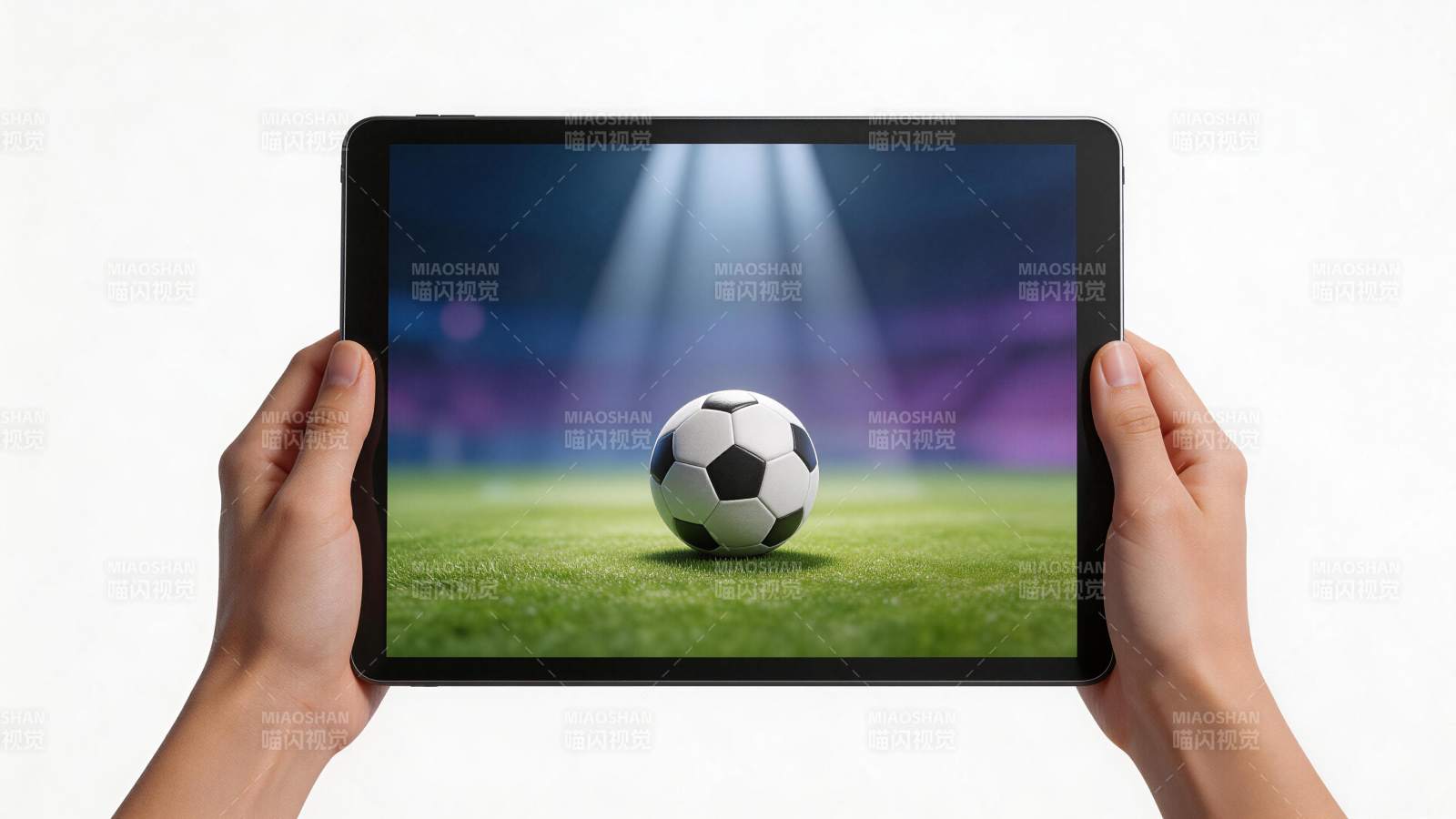 双手持平板显示足球场聚光灯下足球画面图片