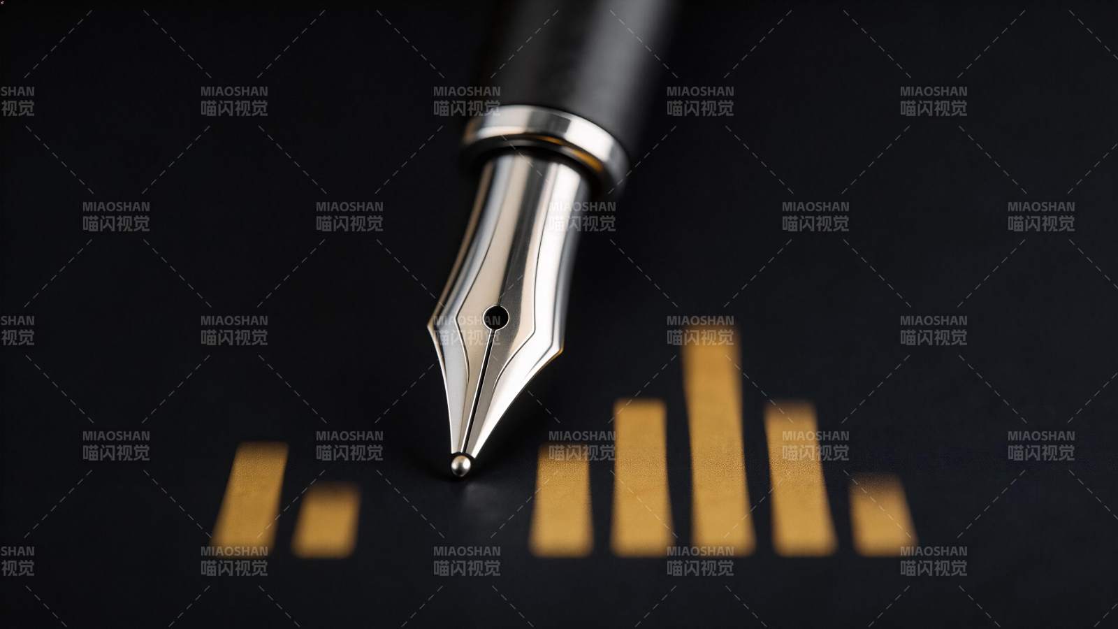钢笔尖指向金色柱状图表数据图片