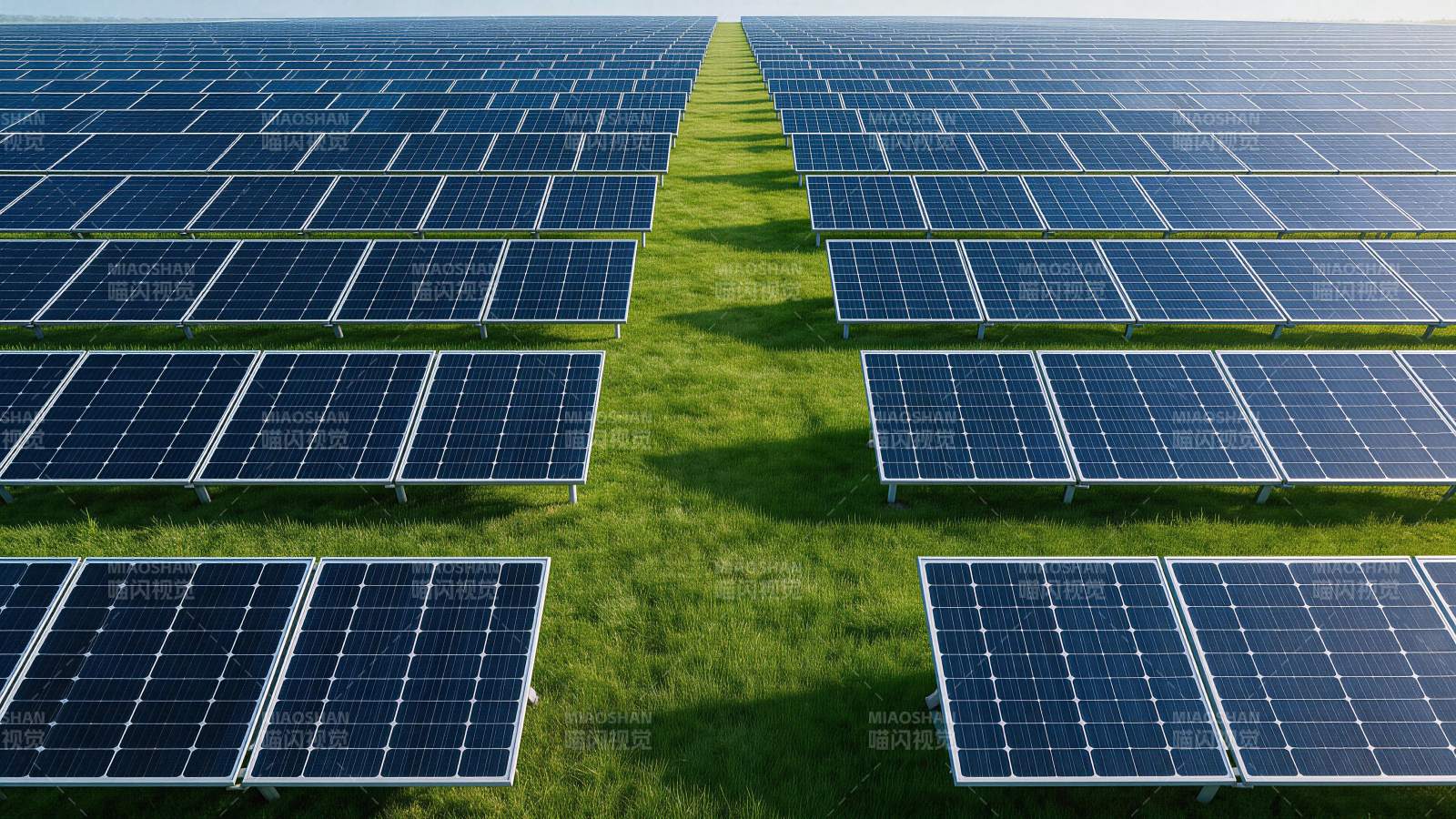 整齐排列的太阳能电池板阵列与绿色草地图片