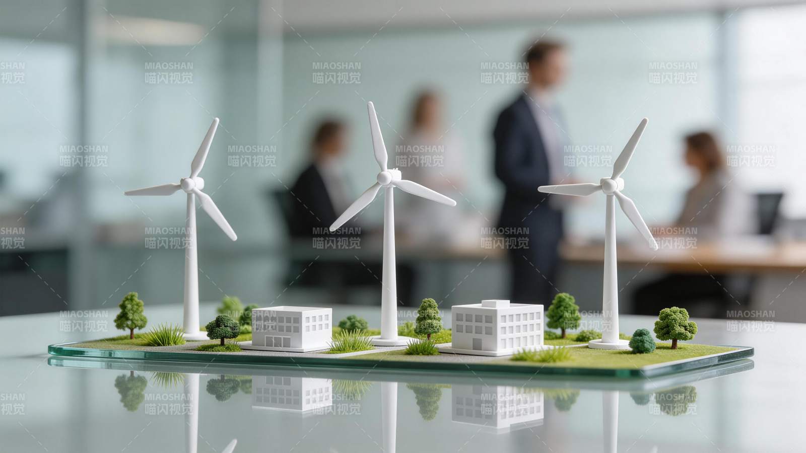 办公桌上风力发电模型与人物背景图片