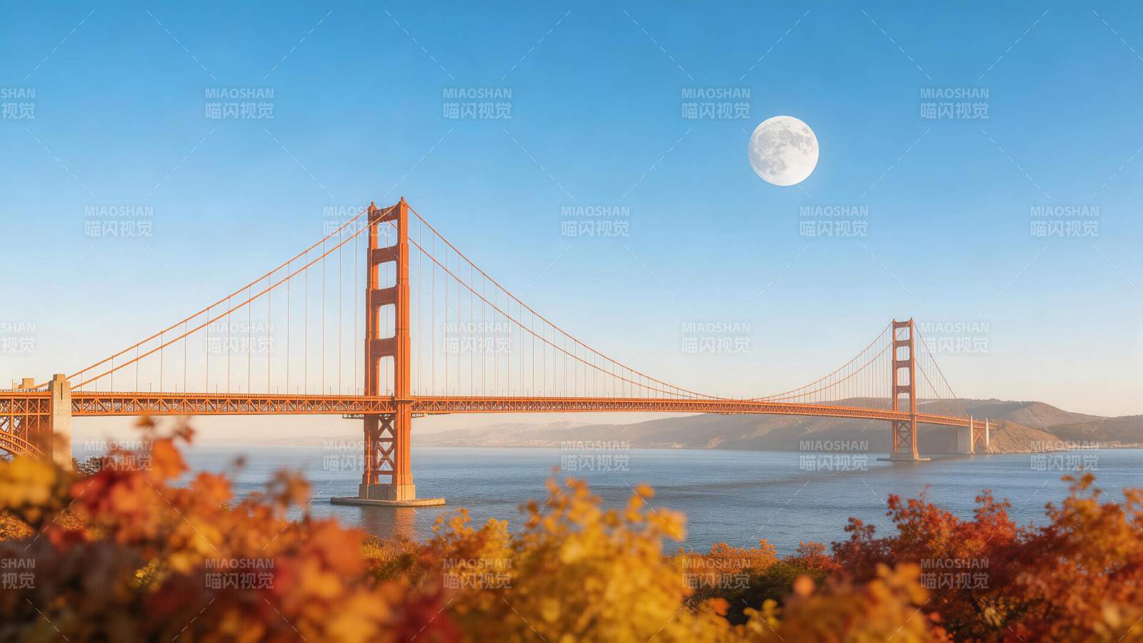 金门大桥秋景与满月同框的壮丽画面图片