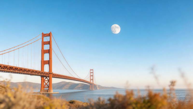 金门大桥与满月同框的壮丽景观图片