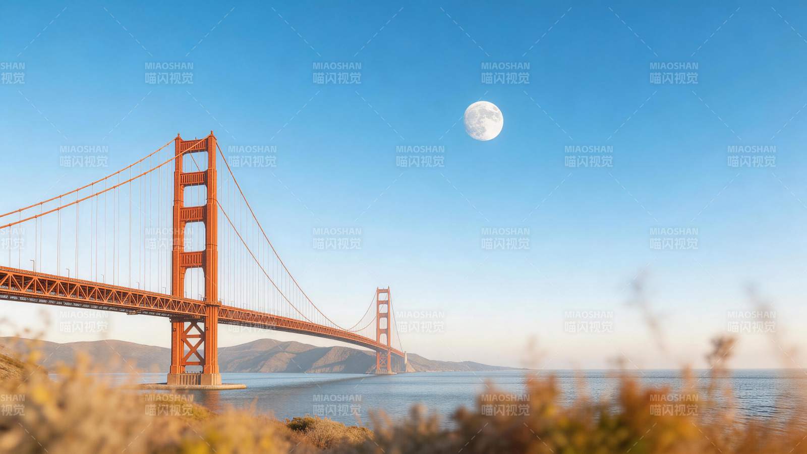 金门大桥与满月同框的壮丽景观图片