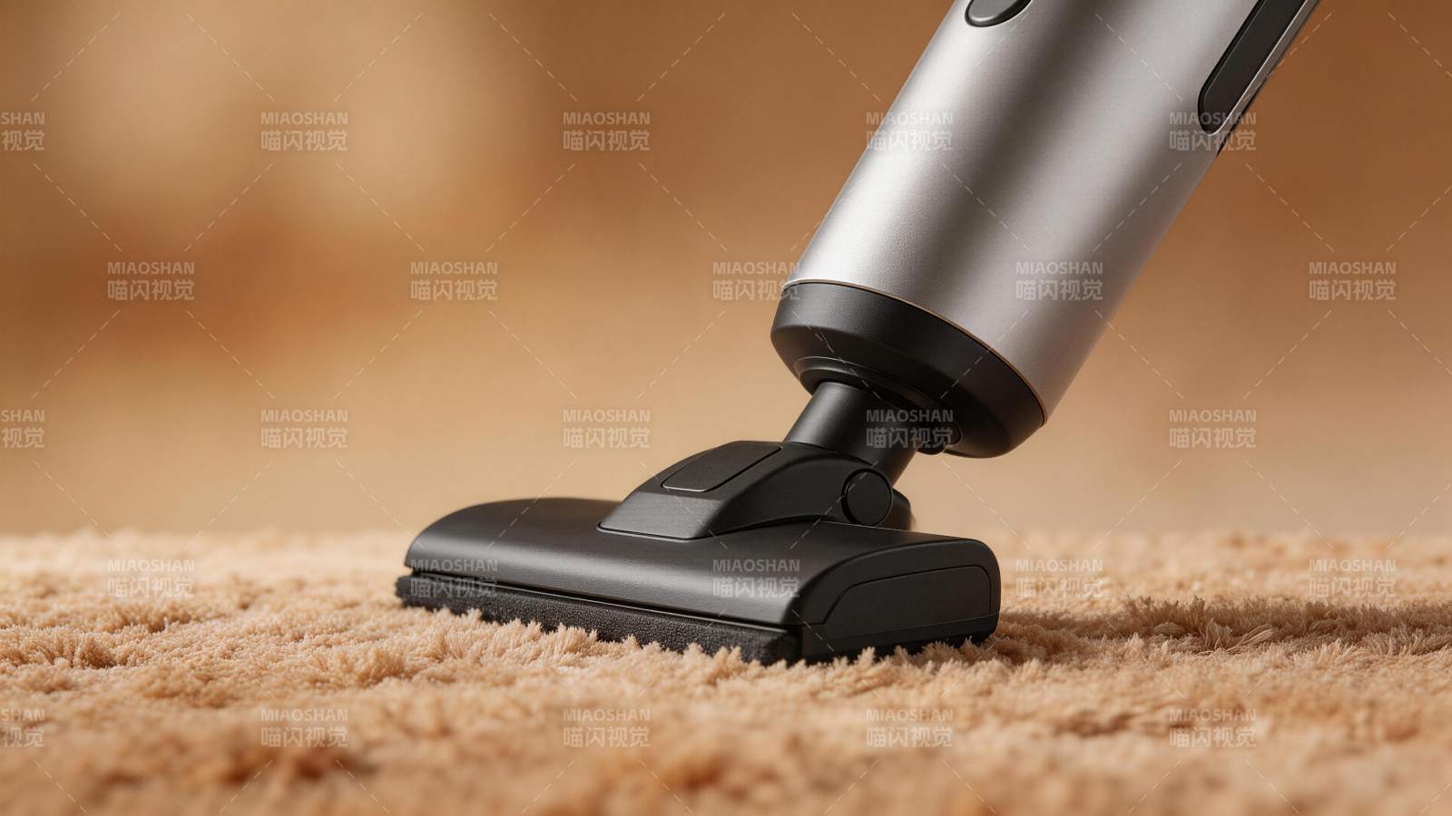 手持吸尘器正在清洁浅色地毯表面图片