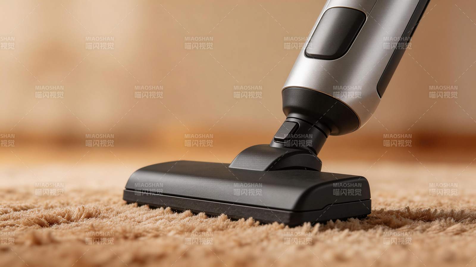 手持吸尘器正在清洁浅色地毯表面图片