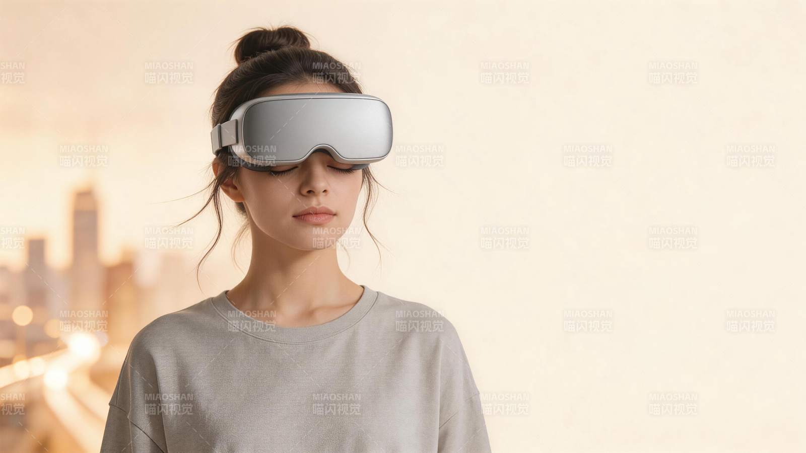 女性佩戴银色虚拟现实眼镜体验沉浸场景图片