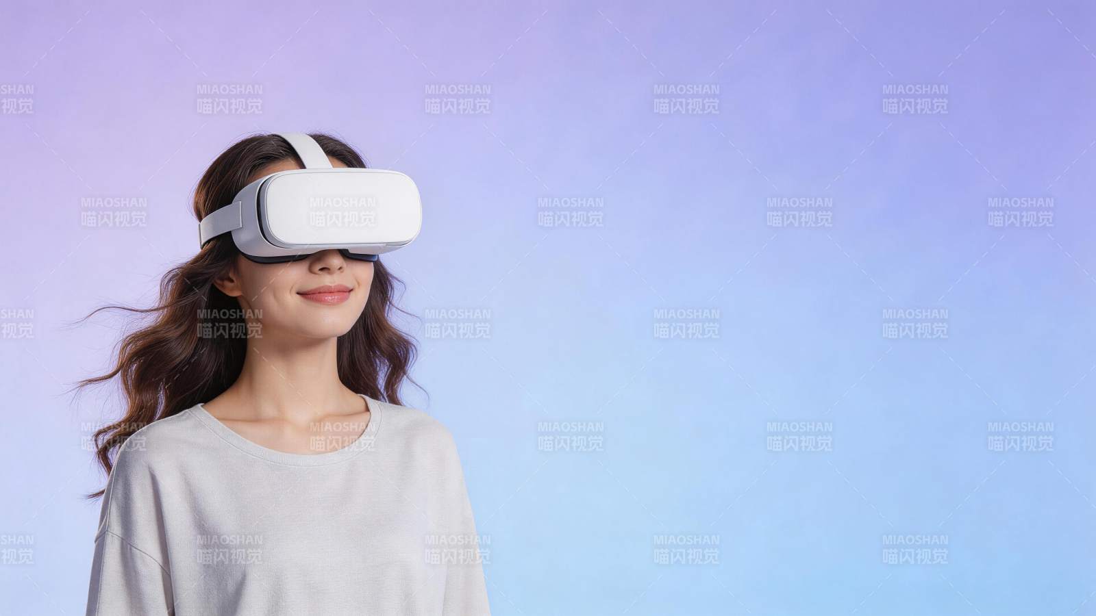 女性佩戴白色虚拟现实头戴设备体验场景图片