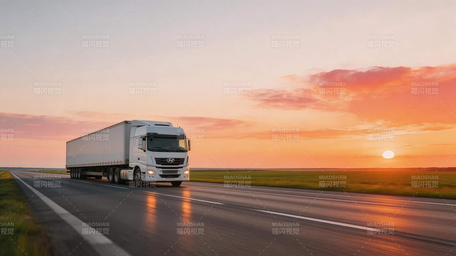 白色货车行驶在夕阳下的公路上图片