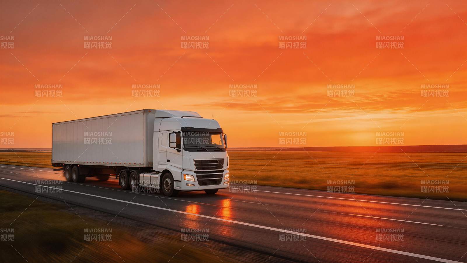 白色货车行驶在夕阳下的公路上图片