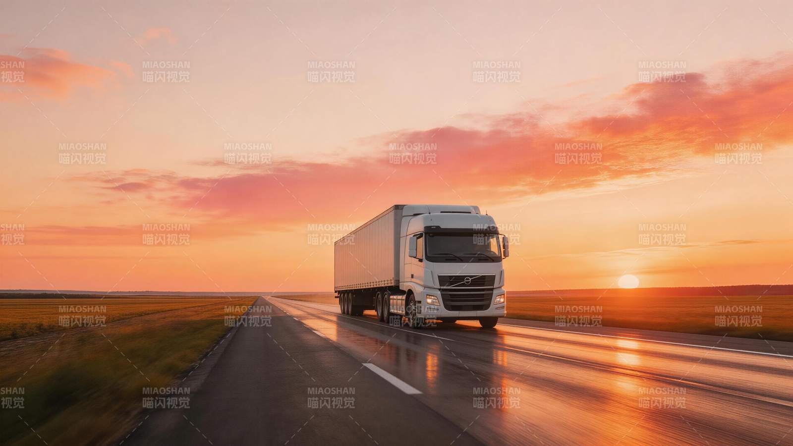 白色货车行驶在夕阳下的湿滑公路上图片