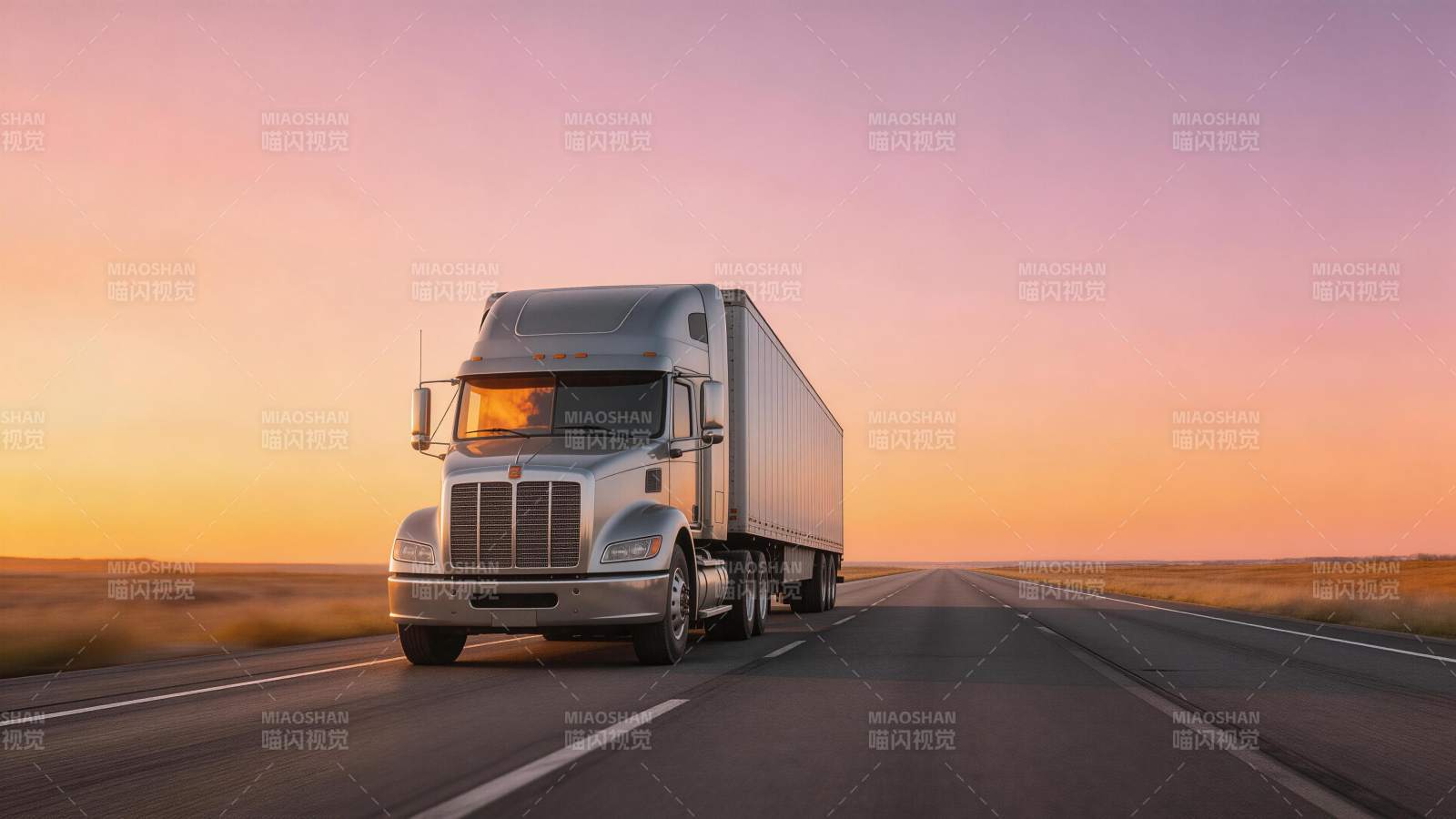银色半挂卡车行驶在黄昏高速公路上图片